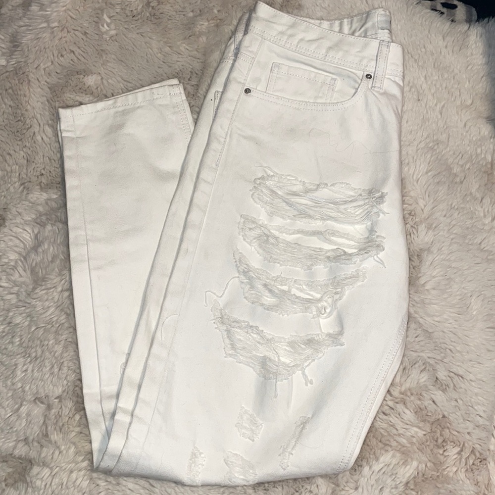 NWOT Creative Soul Women’s white distressed Jeans